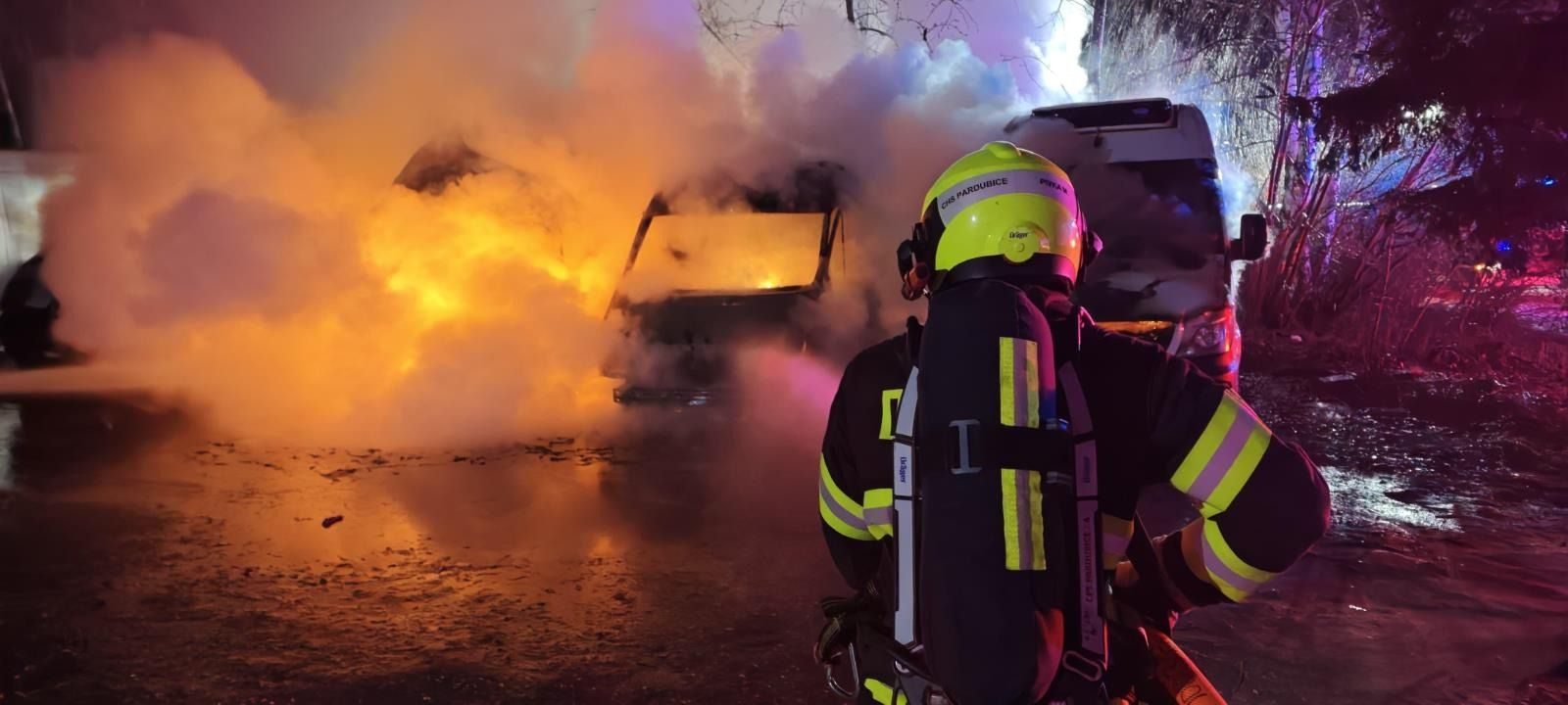 Větrný Štědrý den, 27 zásahů, čtyři auta v plamenech