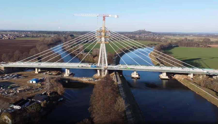 Pardubický most přes Labe roste: Samonosná konstrukce bez podpěr