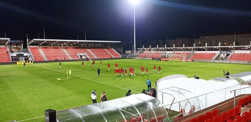 Pardubický stadion oslňuje okolí: Osvětlení čeká náprava