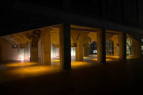 obrázek:Pardubické silo se o adventu proměnilo v obří „žhnoucí krb“.