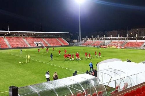 obrázek:Pardubický stadion oslňuje okolí: Osvětlení čeká náprava