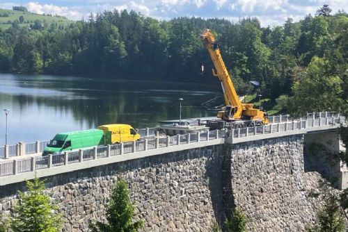 obrázek:Pastviny: Poslední kamenná přehrada zmodernizována s novým 25tunovým rychlouzávěrem