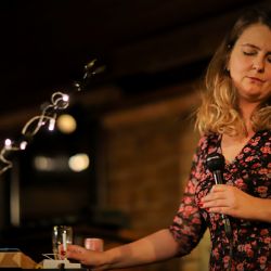 Intimní texty s lehkou nadsázkou a humorem