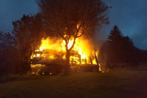 Foto: Blesk způsobil požár historické chalupy v Cotkytli