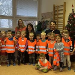 Další várka reflexních vestiček putovala do mateřských školek